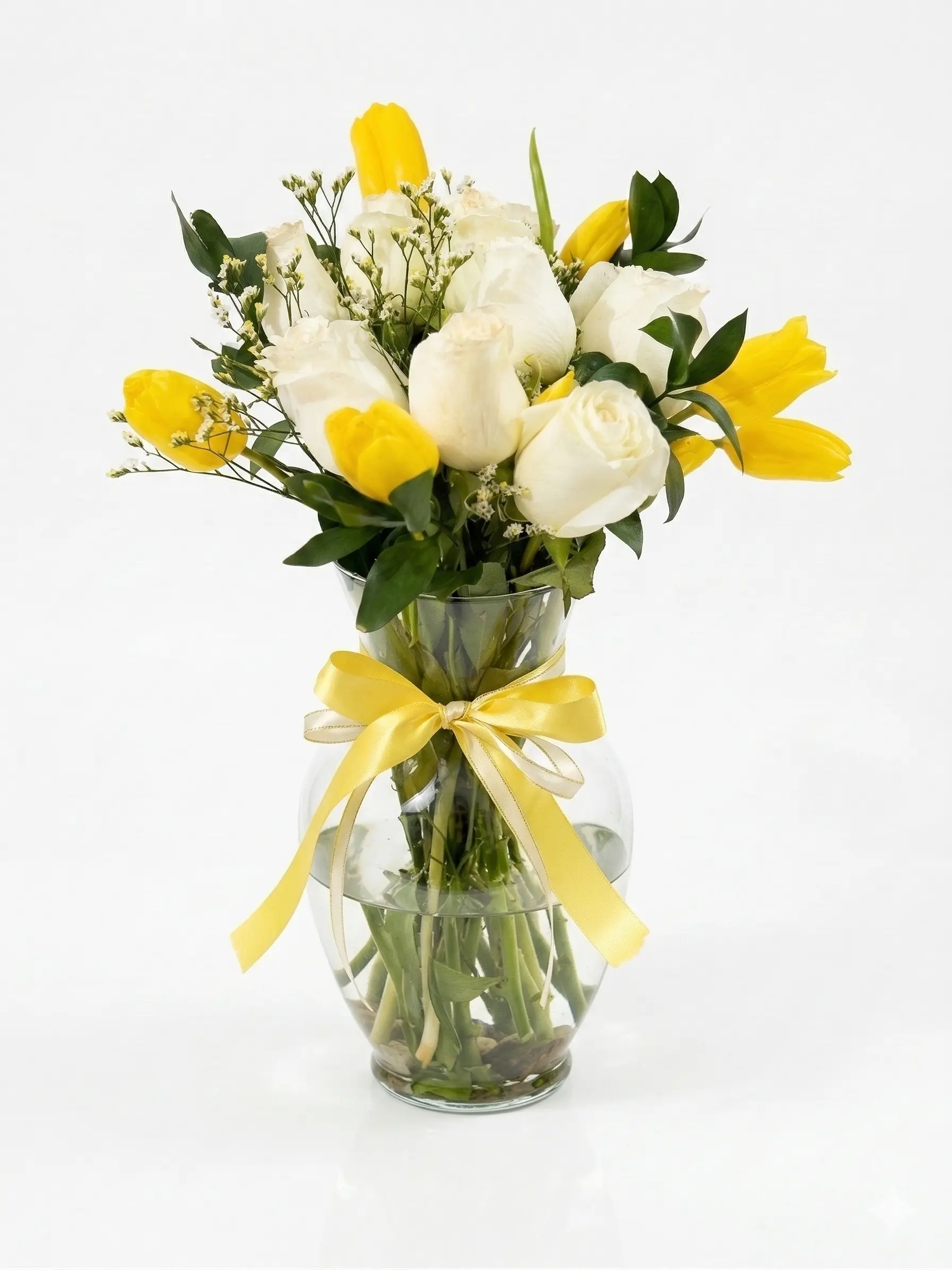 Jarron de tulipanes con rosas blancas - arreglo floral de Velvet Flowers